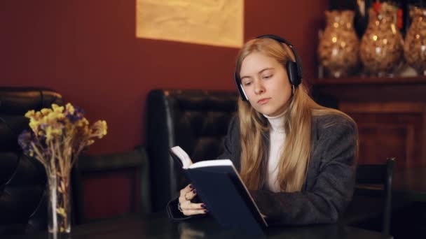 Music Reading Young Beautiful Woman Reading Book Listening Music Headphones — Stockvideo