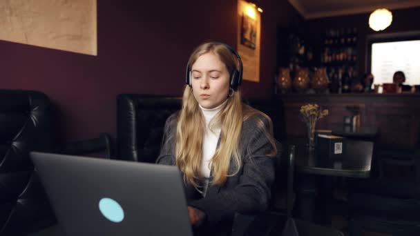 Leende Ung Kvinna Med Vackert Ansikte Student Flicka Arbetar Online — Stockvideo