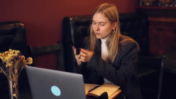 Joven Mujer Negocios Profesional Hablando Por Teléfono Usando Portátil Sentarse — Vídeos de Stock