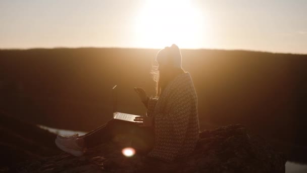 Красивая Молодая Женщина Сидит Вершине Горной Скалы Ноутбуком Спокойный День — стоковое видео