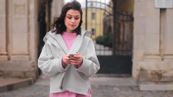 Beautiful Young Woman Using Smartphone Walking City Street Day Light — Video Stock