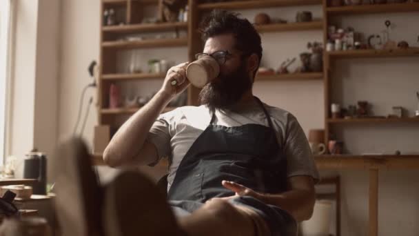 Baard Man Glazen Pottenbakker Professioneel Licht Een Pijp Rookt Drinkt — Stockvideo