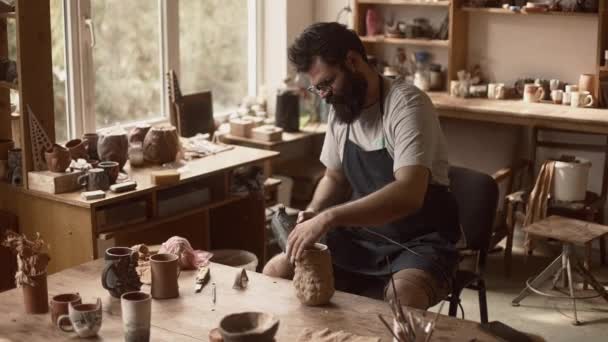 Man Potter Working Pottery Workshop Drying Raw Clay Pot Electric — Wideo stockowe