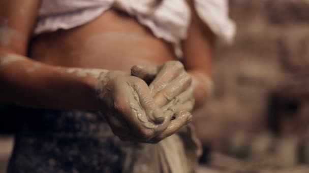 妇女的手在泥土中的特写 一个陶工在用泥土工作后按摩她的手 — 图库视频影像