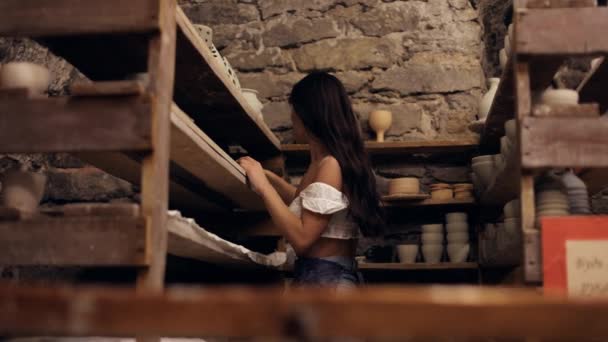 Portrait Young Attractive Long Haired Woman Potter Standing Shelves Pottery — Vídeo de stock