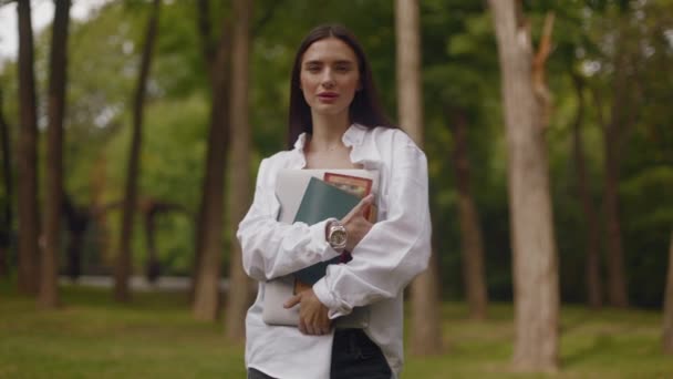 Student Fată Cărți Laptop Mers Jos Clădirea Universității Din Parc — Videoclip de stoc