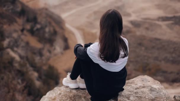 Beautiful Young Woman Tourist Sits Edge Cliff Admires View She — Video Stock