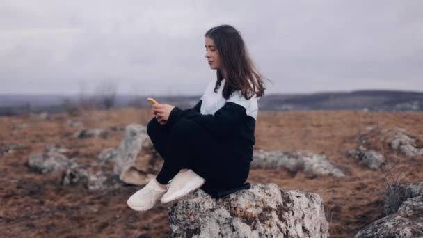 Молодая Женщина Сидит Большом Камне Время Путешествия Прогулки Открытом Воздухе — стоковое видео