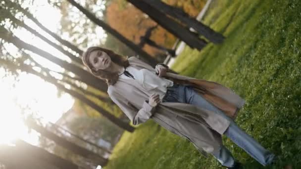 Портрет Молодої Чарівної Красивої Елегантної Жінки Моделі Йде Міському Парку — стокове відео
