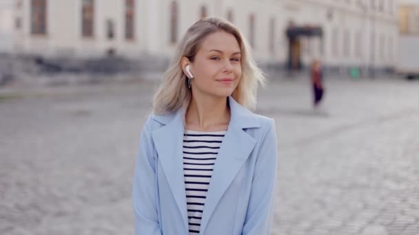 Close Portrait Stylish Blonde Young Woman Lady Girl Smiling Camera — Video Stock