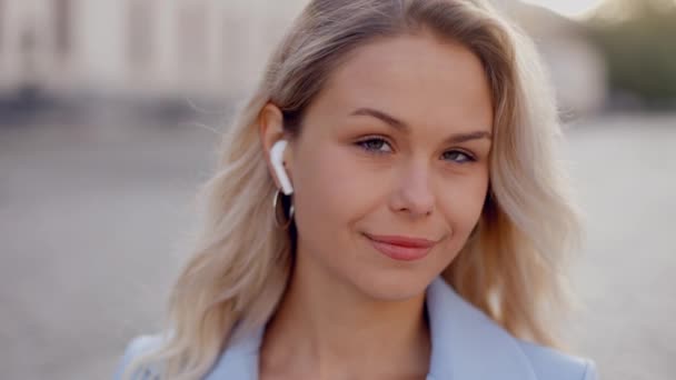 Portrait Young Woman Sunlight Blonde Hair Open Eyes Look Camera — Stok video