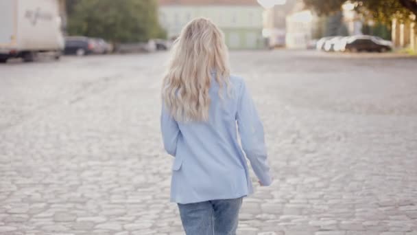 Gelukkige Meisjes Hadden Plezier Rende Rond Stad Straat Gelukkig Vrolijke — Stockvideo