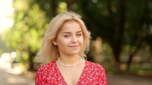 Ελκυστική Όμορφη Κοπέλα Νεαρή Γυναίκα Ποζάρουν Για Την Κάμερα Χαμογελώντας — Αρχείο Βίντεο