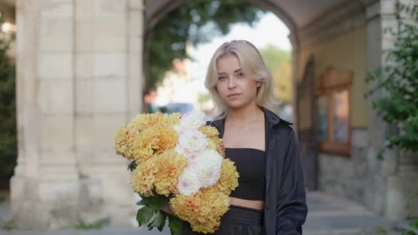 Portrait Beautiful Stylish Serious Woman Model Holding Bouquet Flowers Wearing — Video Stock