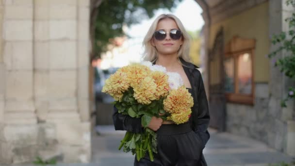 Attractive Young Woman Sunglasses Walking Street Bouquet Flowers Turning Back — Video Stock