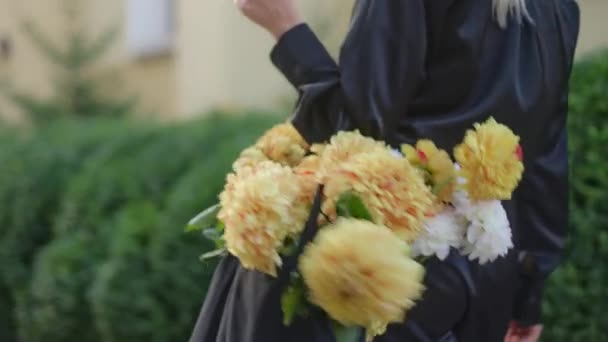 Detailní Záběr Krásné Velké Květiny Nákupní Tašce Držení Modelky Dívka — Stock video