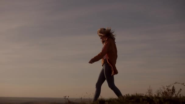 Young Slender Woman Dog Her Arms Walks Edge Cliff Beautiful — Vídeo de stock