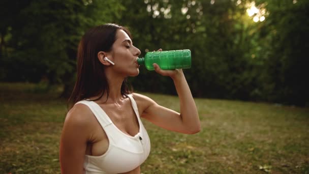 Portrait Tired Beautiful Slender Woman Sportswear Drinking Water Sports Bottle — Vídeo de Stock