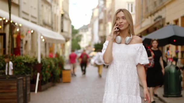 Jovem Mulher Bonita Feliz Vestido Verão Branco Caminha Por Uma — Vídeo de Stock