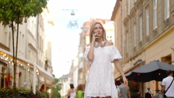 Νεαρή Ευτυχισμένη Όμορφη Ουκρανή Γυναίκα Κορίτσι Ένα Λευκό Φόρεμα Καλοκαίρι — Αρχείο Βίντεο