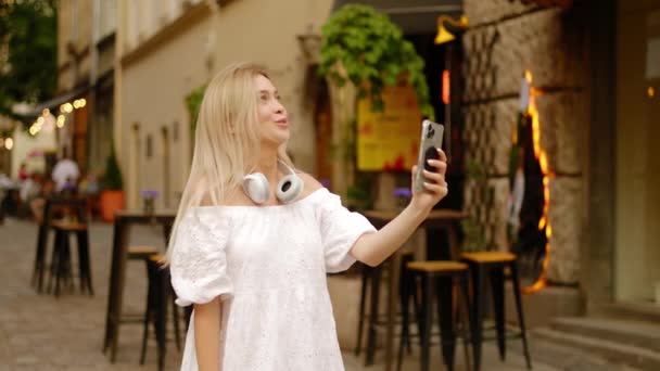 Gadis Ukrainian Cantik Yang Bahagia Berdiri Sebuah Jalan Ramai Lviv — Stok Video