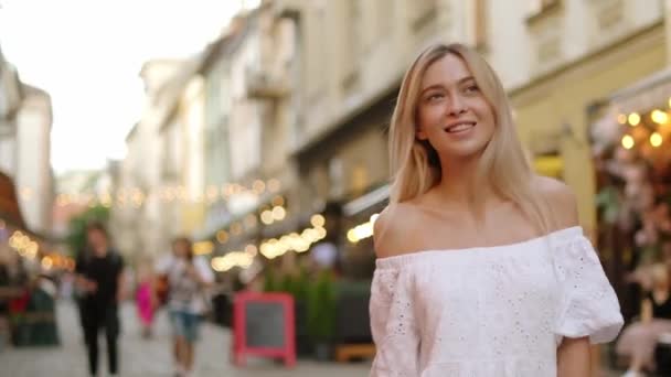 Όμορφη Κοπέλα Νεαρή Γυναίκα Καλοκαιρινό Φόρεμα Τριγυρνάει Στην Πόλη Κοιτάζει — Αρχείο Βίντεο