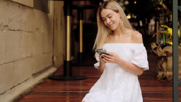 Портрет Счастливой Хипстерши Печатающей Мобильному Телефону Улице Крупный План Веселый — стоковое видео