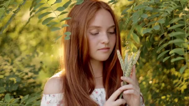 Симпатичная Рыжеволосая Девушка Кудрявыми Волосами Натуральным Макияжем Стоящая Снаружи Летнем — стоковое видео