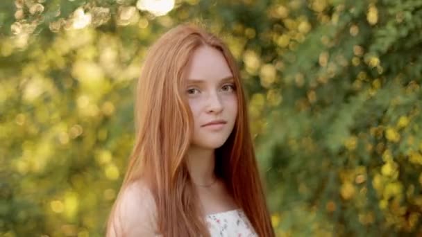 Красивая Молодая Женщина Открывает Глаза Смотрит Камеру Улыбаясь Длинными Красивыми — стоковое видео