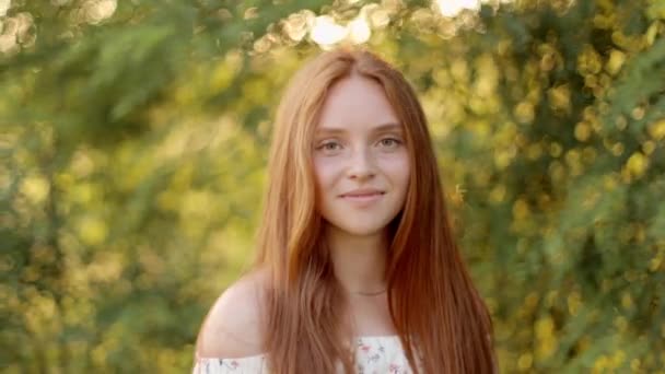 Piękna Młoda Rudowłosa Nastolatka Piegami Otwiera Oczy Patrząc Kamerę Uśmiechnięta — Wideo stockowe