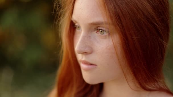Красива Молода Жінка Відкриває Очі Дивлячись Камеру Натуральним Макіяжем Приваблива — стокове відео
