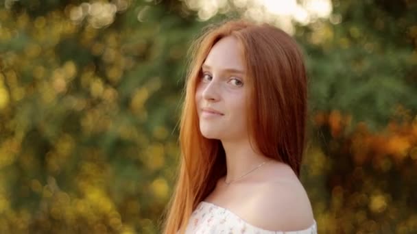 Крупным Планом Лицо Красивой Рыжеволосой Милой Улыбающейся Молодой Женщины Длинными — стоковое видео