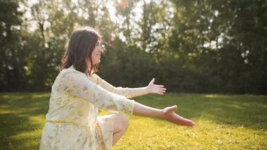 Çocuk kollarında annesine koşuyor. Anne kızına sarılıyor. Parktaki insanlar. Mutlu aile yürüyüşleri. Anne ve kızı yürüyor. Mutlu aile bebek rüyası kavramı. Ebeveynler ve mutlu çocuklar