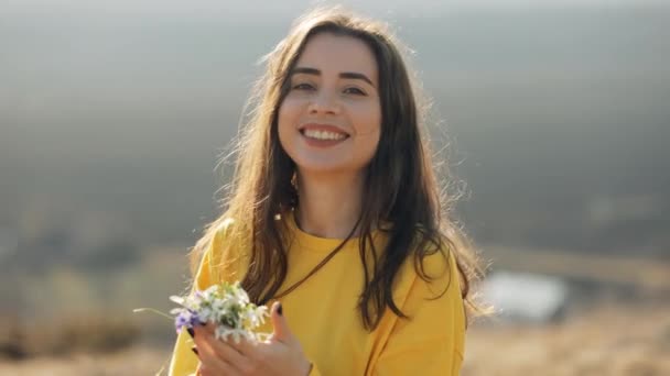 Profilul Femeii Aproape Miroase Flori Primăvară Zăpadă Aer Liber Fata — Videoclip de stoc