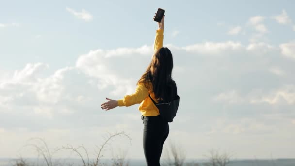 Sarı Elbiseli Sırt Çantalı Kadın Turist Dağlarda Cep Telefonunun Sinyalini — Stok video