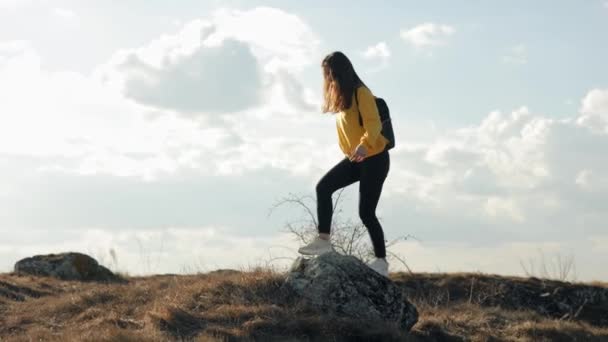 Sırt Çantalı Bir Kadın Dağlarda Cep Telefonunun Sinyalini Yakalamaya Çalışır — Stok video