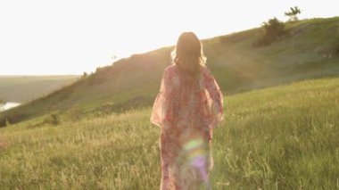 Sahada kameradan kaçan mutlu, genç ve neşeli bir kadın manzaralı, dikiz aynasından ağır çekimde..