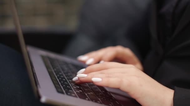 Kadını Profesyonel Kullanıcı Ellerinin Dizüstü Bilgisayarda Klavye Kullanarak Bilgisayar Başında — Stok video