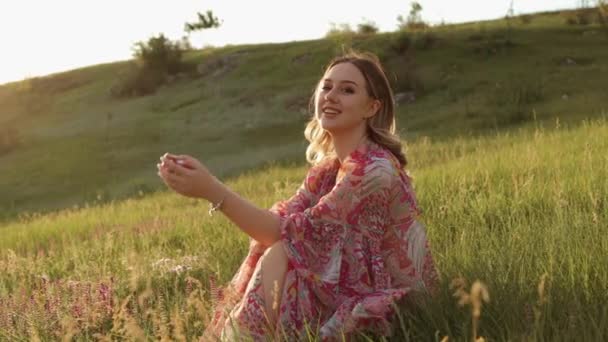 Счастливая Молодая Веселая Женщина Модель Девушка Сидит Зеленой Траве Поле — стоковое видео