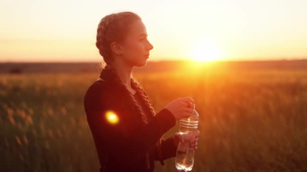 Jovem Mulher Bonita Bebendo Água Uma Garrafa Enquanto Caminhava Livre — Vídeo de Stock