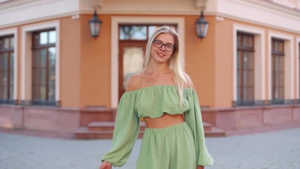 Portret Stylowej Atrakcyjnej Blondynki Okularach Stojącej Ulicy Miasta Torbami Zakupy — Wideo stockowe
