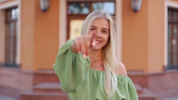 Красива Блондинка Звертається Камери Рука Жестикулює Мною Приваблива Міська Жінка — стокове відео