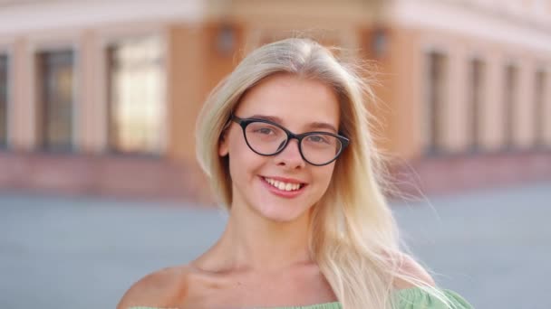 Zbliżenie Szczerego Uśmiechu Młodej Blondynki Pokazującej Aparat Symbolem Miłości Kształt — Wideo stockowe