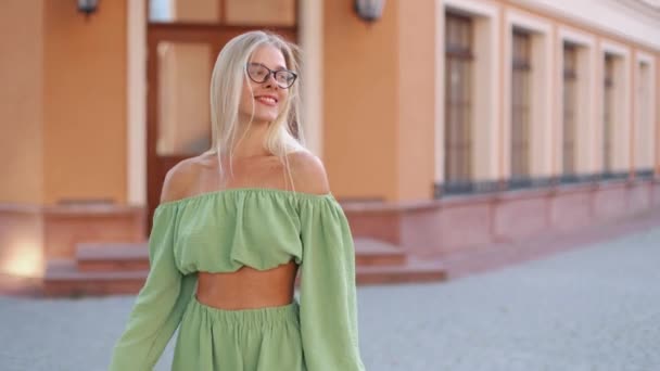 Svůdné Horké Blondýny Hezká Žena Brýlích Kráčející Ulici Zpomaleném Filmu — Stock video