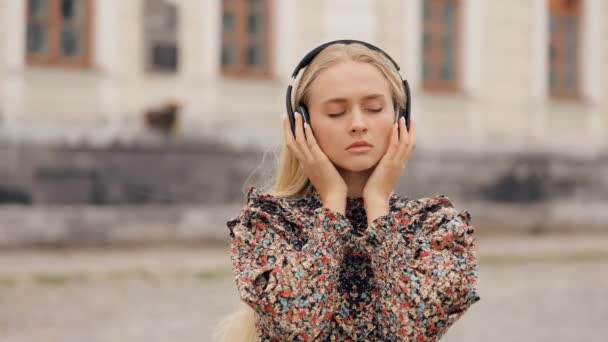 Jong Mooi Vrouw Meisje Blond Lang Haar Luisteren Naar Muziek — Stockvideo