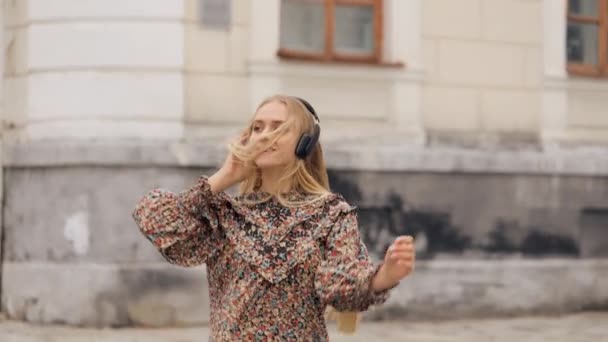 Powolny Ruch Szczęśliwej Młodej Długowłosej Kobiety Słuchawkach Spacerującej Świeżym Powietrzu — Wideo stockowe