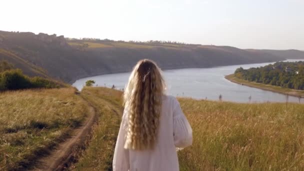 Uzun Saçlı Sarı Saçlı Ciddi Bakışları Olan Genç Bir Kızın — Stok video