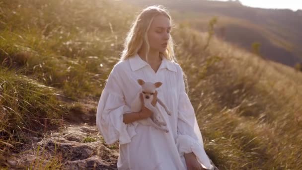 Ung Långhårig Blond Flicka Modell Turist Med Gyllene Hår Håller — Stockvideo