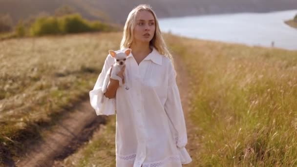 Procházky Poli Neuvěřitelným Výhledem Krajinu Řeky Mladé Dlouhosrsté Blondýny Modelky — Stock video