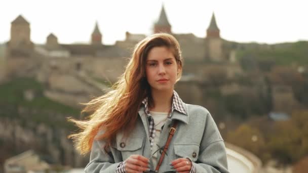 Νεαρή Μακρυμάλλη Όμορφη Τουρίστρια Που Στέκεται Στο Βάθος Ενός Αρχαίου — Αρχείο Βίντεο